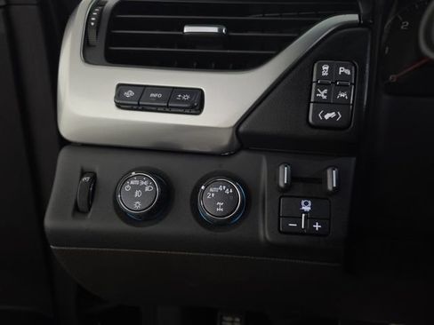 Used 2019 Chevrolet Suburban Premier w/ Premier Plus Edition AWD/4WD image 17