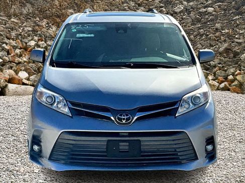 Used 2018 Toyota Sienna XLE w/ XLE Navigation Package image 3