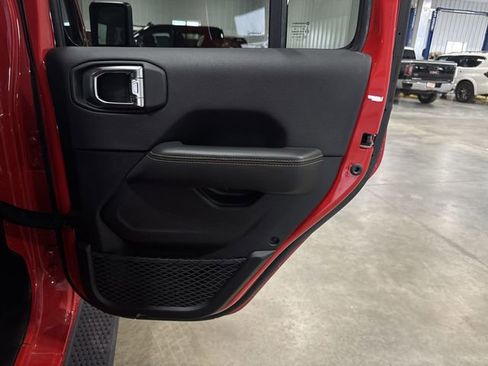 Used 2025 Jeep Wrangler Unlimited Sahara AWD/4WD image 26