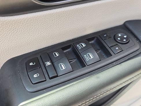 Used 2023 Chrysler Pacifica Touring-L FWD image 8
