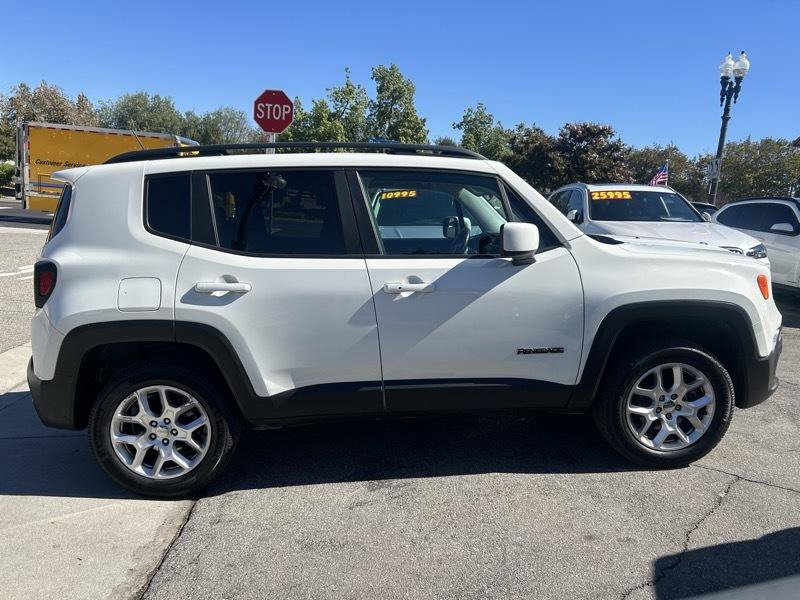 Used 2017 Jeep Renegade Latitude AWD/4WD image 3