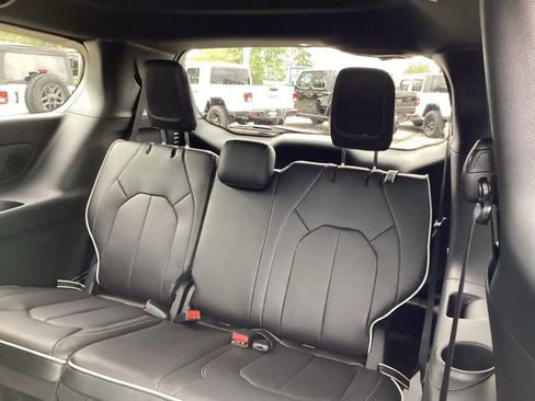 New 2026 Chrysler Pacifica Limited w/ S Appearance Package image 18