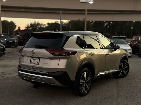 Used 2021 Nissan Rogue Platinum image 3