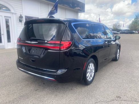 Used 2023 Chrysler Pacifica Touring-L FWD image 5