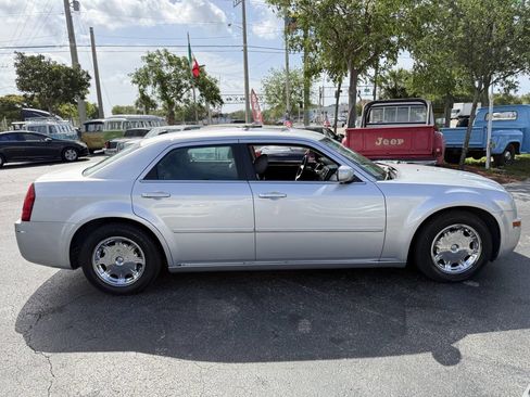 Used 2005 Chrysler 300 Touring image 11