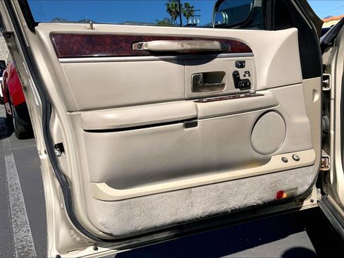 Used 2011 Lincoln Town Car Signature Limited image 19