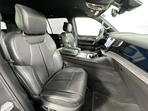 Used 2022 Jeep Wagoneer Series III w/ Flexible Seating Group RWD image 30