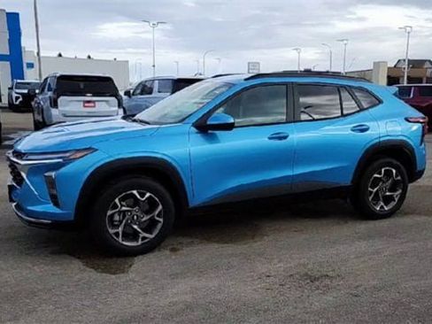 Certified 2025 Chevrolet Trax LT w/ LT Convenience Package image 4