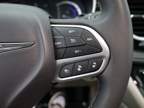 Used 2023 Chrysler Pacifica Limited FWD image 27