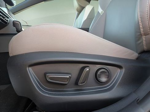 Used 2025 Toyota Camry SE w/ Convenience Package image 19