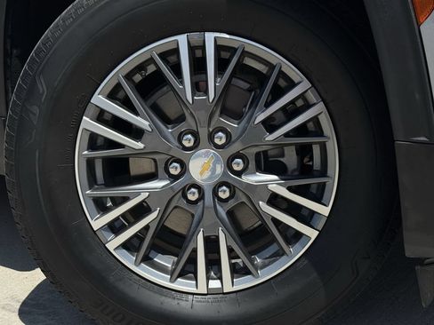 Used 2025 Chevrolet Traverse LT FWD image 9