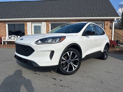Used 2022 Ford Escape SE w/ SE Sport Appearance Package image 2
