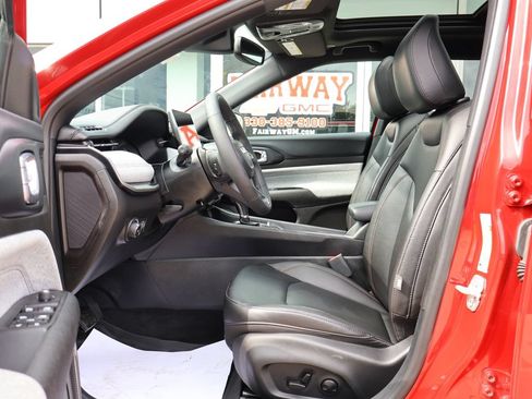 Used 2024 Jeep Compass Latitude w/ Sun and Sound Group AWD/4WD image 12