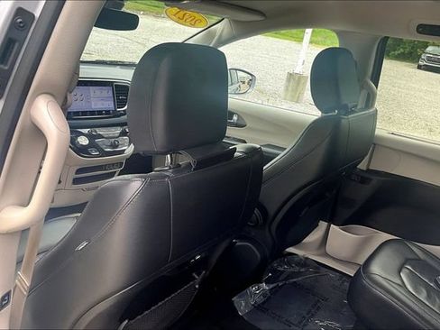 Used 2021 Chrysler Pacifica Touring-L FWD image 36