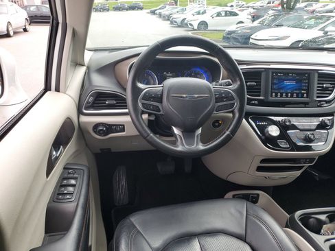 Used 2019 Chrysler Pacifica Touring-L FWD image 9