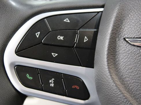 Used 2024 Chrysler Pacifica Touring-L image 26