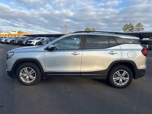 Used 2021 GMC Terrain SLE w/ Driver Convenience Package image 2