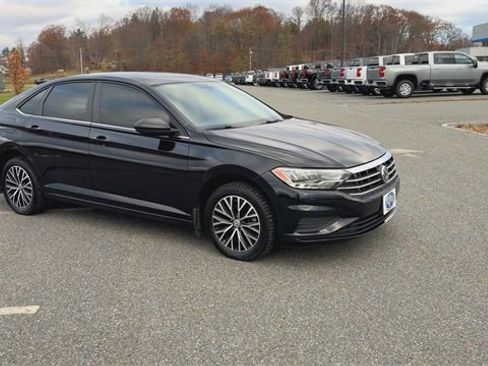 Used 2021 Volkswagen Jetta SE image 2