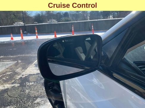 Used 2023 Chrysler 300 Touring w/ Sport Appearance Package image 8