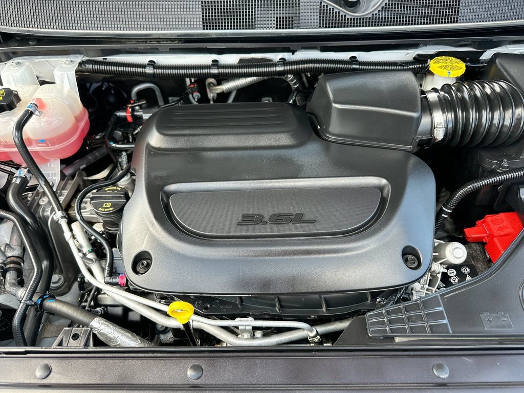 Used 2025 Chrysler Pacifica Select FWD image 28