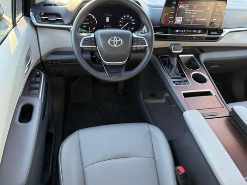 Used 2024 Toyota Sienna XLE w/ XLE Plus Package FWD image 9