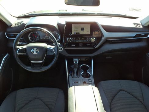 Used 2023 Toyota Highlander LE FWD image 9