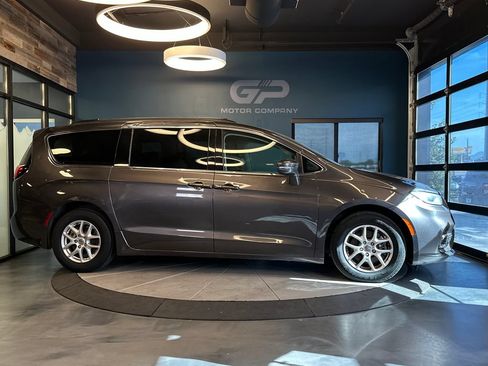Used 2022 Chrysler Pacifica Touring-L FWD image 2