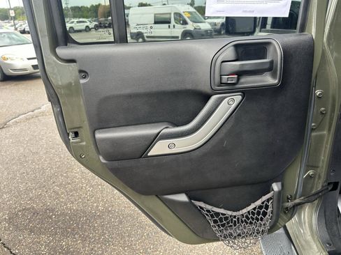 Used 2015 Jeep Wrangler Unlimited Sahara w/ Connectivity Group AWD/4WD image 13