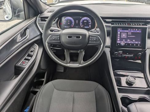 Used 2025 Jeep Grand Cherokee Laredo X image 20