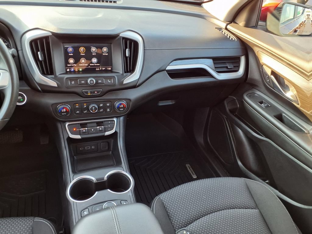 Used 2024 GMC Terrain SLE w/ Driver Convenience Package FWD image 4