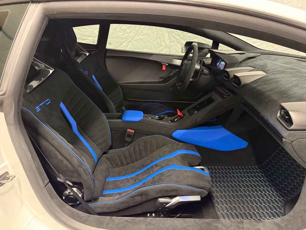 Used 2021 Lamborghini Huracan STO RWD image 2