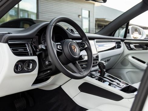 Certified 2026 Porsche Macan S AWD/4WD image 4