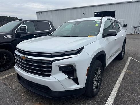 Used 2025 Chevrolet Traverse LT image 1