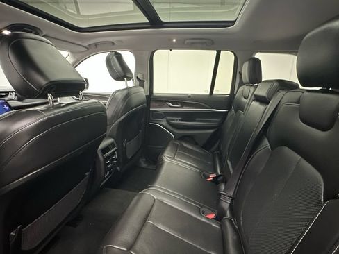 Used 2022 Jeep Grand Cherokee Limited w/ Luxury Tech Group II AWD/4WD image 10