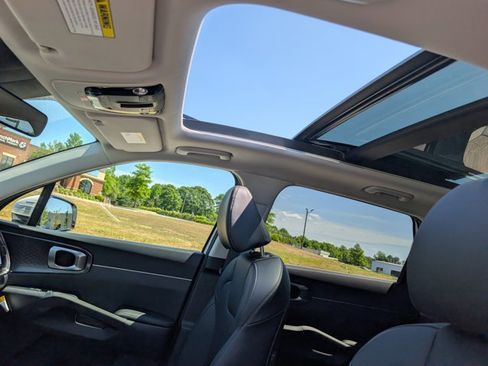 Used 2025 Kia Sorento S w/ Panoramic Sunroof Package FWD image 17