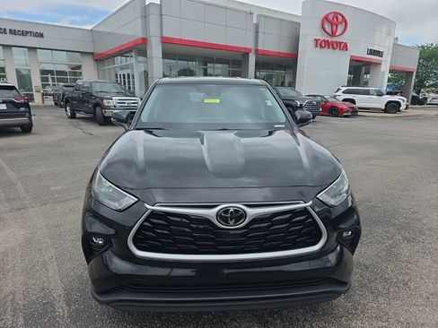 Used 2023 Toyota Highlander LE AWD/4WD image 2