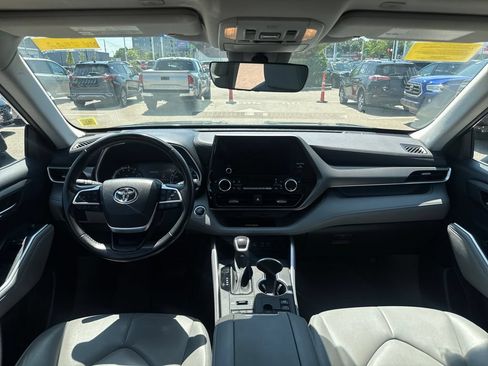 Used 2023 Toyota Highlander XLE AWD/4WD image 10