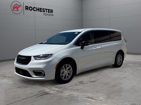 Used 2024 Chrysler Pacifica Touring-L FWD image 7