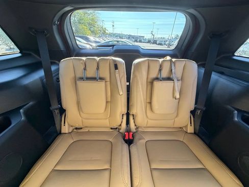 Used 2017 Ford Explorer XLT w/ Equipment Group 202A FWD image 28