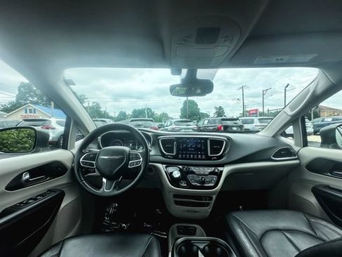 Used 2020 Chrysler Pacifica Touring-L Plus w/ Advanced Safetytec Group FWD image 20