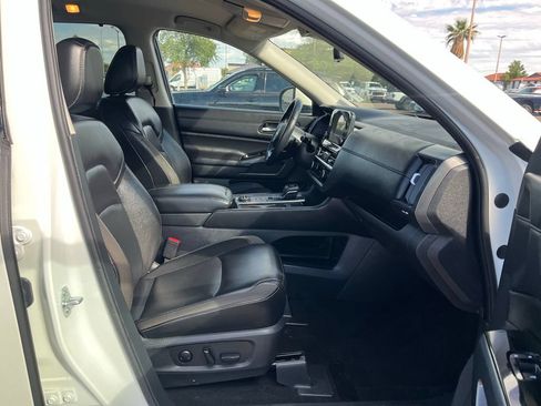 Used 2023 Nissan Pathfinder SL AWD/4WD image 19