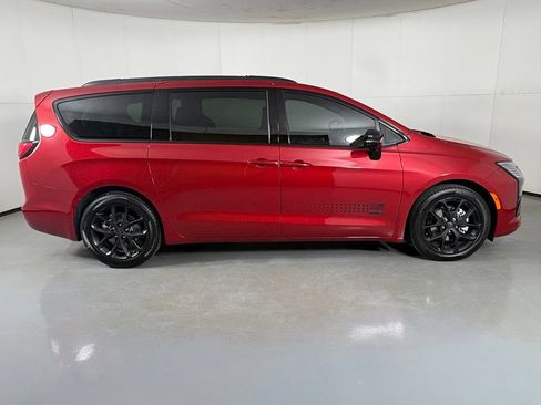New 2027 Chrysler Pacifica Select FWD image 9