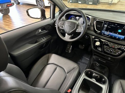 New 2026 Chrysler Pacifica Select image 14