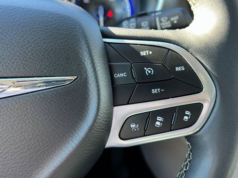 Used 2024 Chrysler Pacifica Touring-L image 28