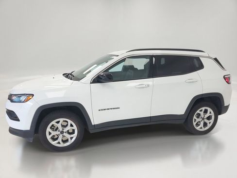 Used 2025 Jeep Compass Latitude AWD/4WD image 4