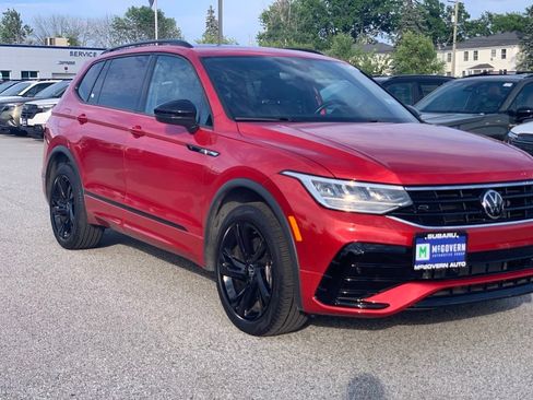 Used 2024 Volkswagen Tiguan SE R-Line AWD/4WD image 3