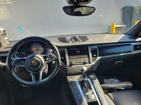 Used 2018 Porsche Macan S image 23