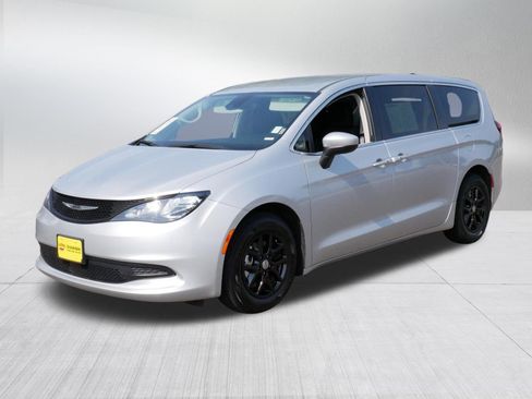 Used 2023 Chrysler Voyager LX FWD image 3