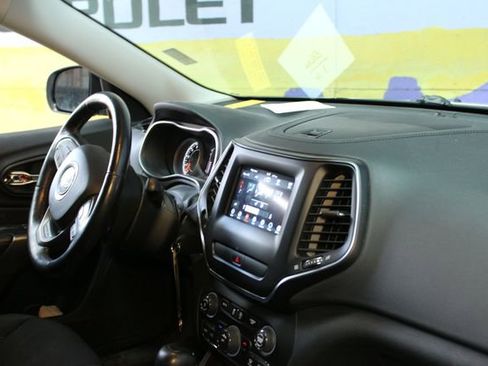 Used 2019 Jeep Cherokee Latitude w/ Cold Weather Group image 10