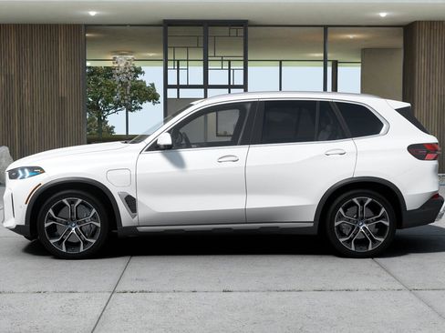 New 2025 BMW X5 xDrive50e w/ Climate Comfort Package image 4